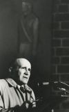 Jan Józef Szczepański podczas wykładu towarzyszącego II Biennale Malarstwa Młodych Droga i prawda, kościół pw. św. Krzyża we Wrocławiu, 1987 r. Foto ze zbiorów Zakładu Narodowego im. Ossolińskich