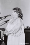Danuta Rinn podczas występu w czasie festiwalu piosenki religijnej  „Sacrosong” w kościele pw. św. Maksymiliana Marii Kolbe w Krakowie-Mistrzejowicach, 1984 r., fot. Zbigniew Galicki