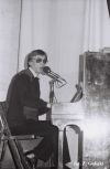 Leszek Długosz podczas występu w kościele pw. św. Maksymiliana Marii Kolbe w Krakowie-Mistrzejowicach, 1986 r., fot. Zbigniew Galicki