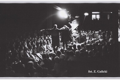 Spektakl w wykonaniu zespołu Teatru Ósmego Dnia w kościele pw. św. Maksymiliana Marii Kolbe w Krakowie-Mistrzejowicach, 25 kwietnia 1985 r., fot. Zbigniew Galicki