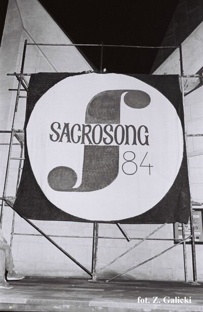 Emblemat graficzny festiwalu piosenki religijnej  „Sacrosong” w kościele pw. św. Maksymiliana Marii Kolbe w Krakowie-Mistrzejowicach, 1984 r., fot. Zbigniew Galicki