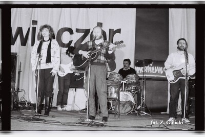Występ zespołu „Pod Budą” w kościele pw. św. Maksymiliana Marii Kolbe w Krakowie-Mistrzejowicach, 1986 r., fot. Zbigniew Galicki